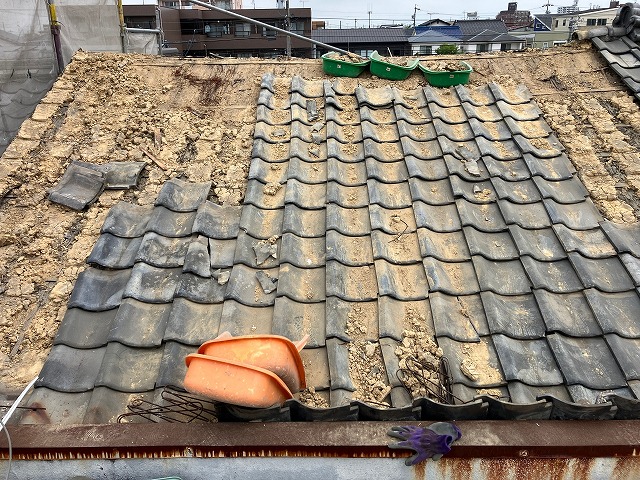 瓦を撤去する様子